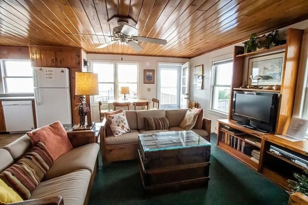 The Captain's Quarters 2 Bedroom Home by RedAwning