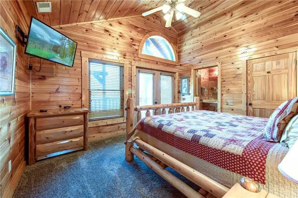 Hemlock Inn - Eight Bedroom Cabin