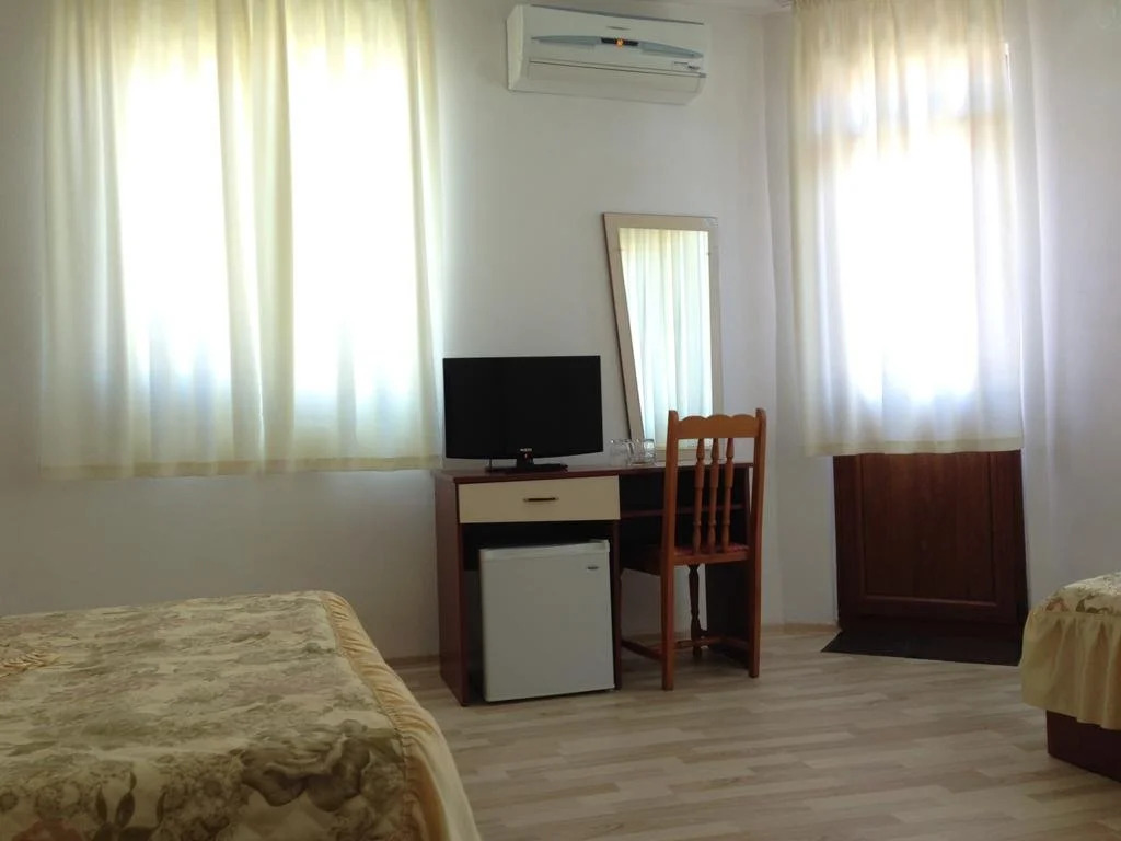 Gloria Holiday House