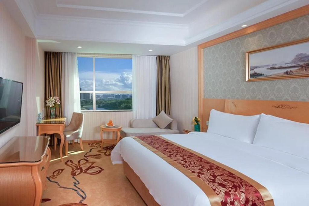 Vienna Hotel (Shenzhen Guanlan Changhu Metro Station) )