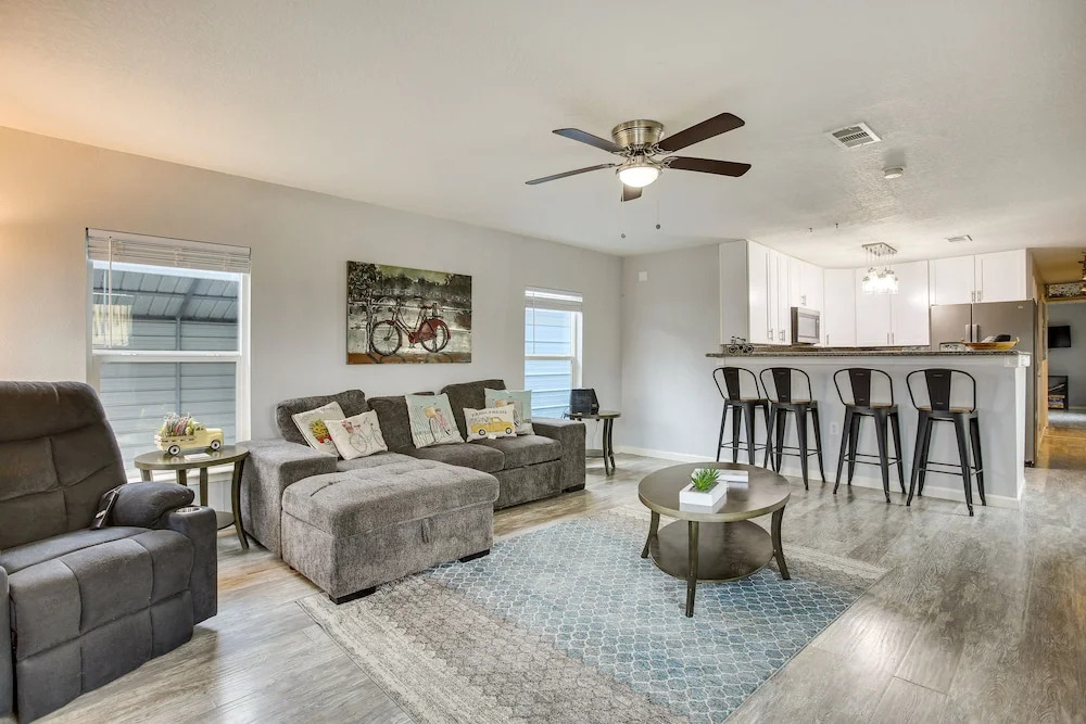 Galveston Cottage ~ 1 Mi to Beach: Pet Friendly!