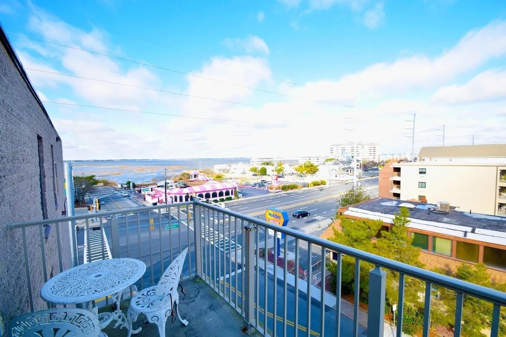 Jada 4H 1 Bedroom Condo by RedAwning
