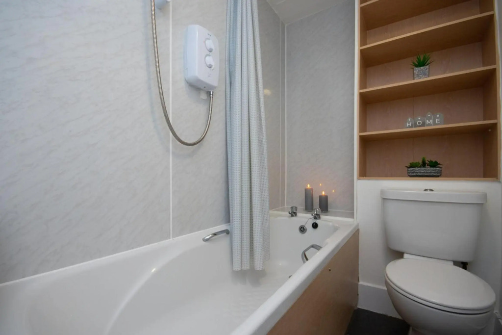 Find "DWELLCOME HOME Ltd" site for 10oo10 assurance from past guests - Immaculate Central 1 double bedroom 1st floor Apartment with free parking and 100Mbps broadband, Miles better than a hotel