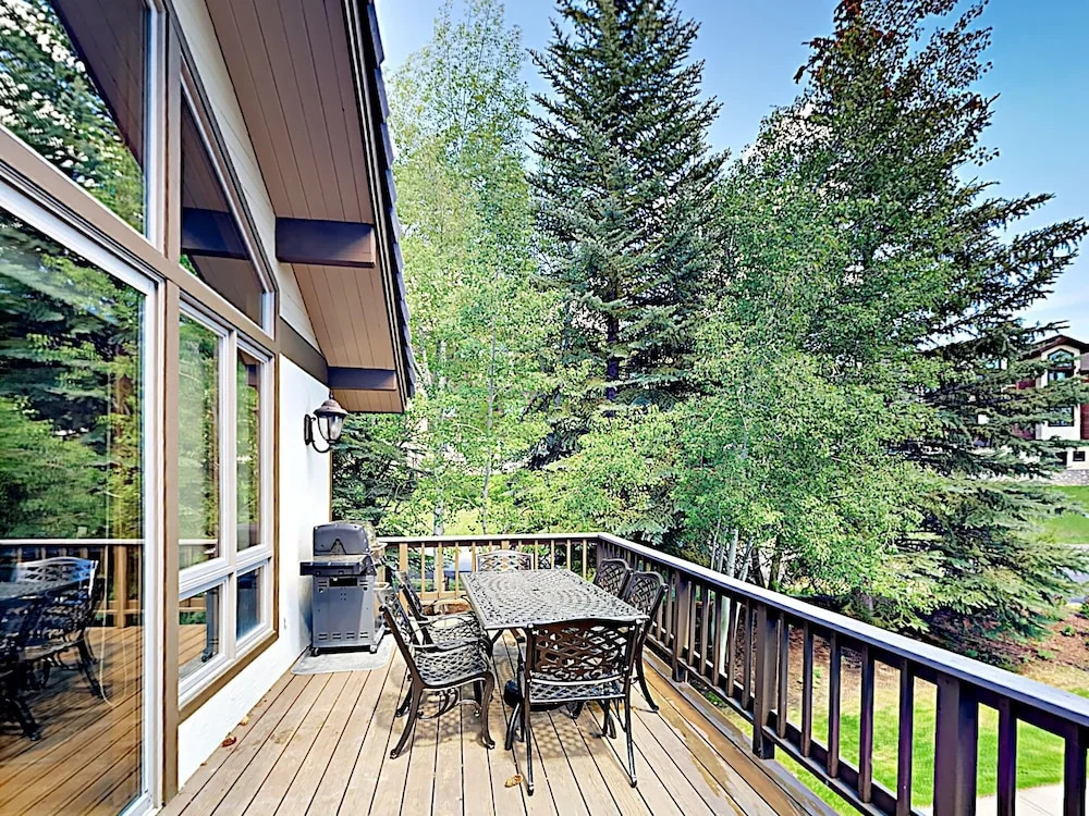 Window-lined  With Hot Tub 4 Bedroom Home