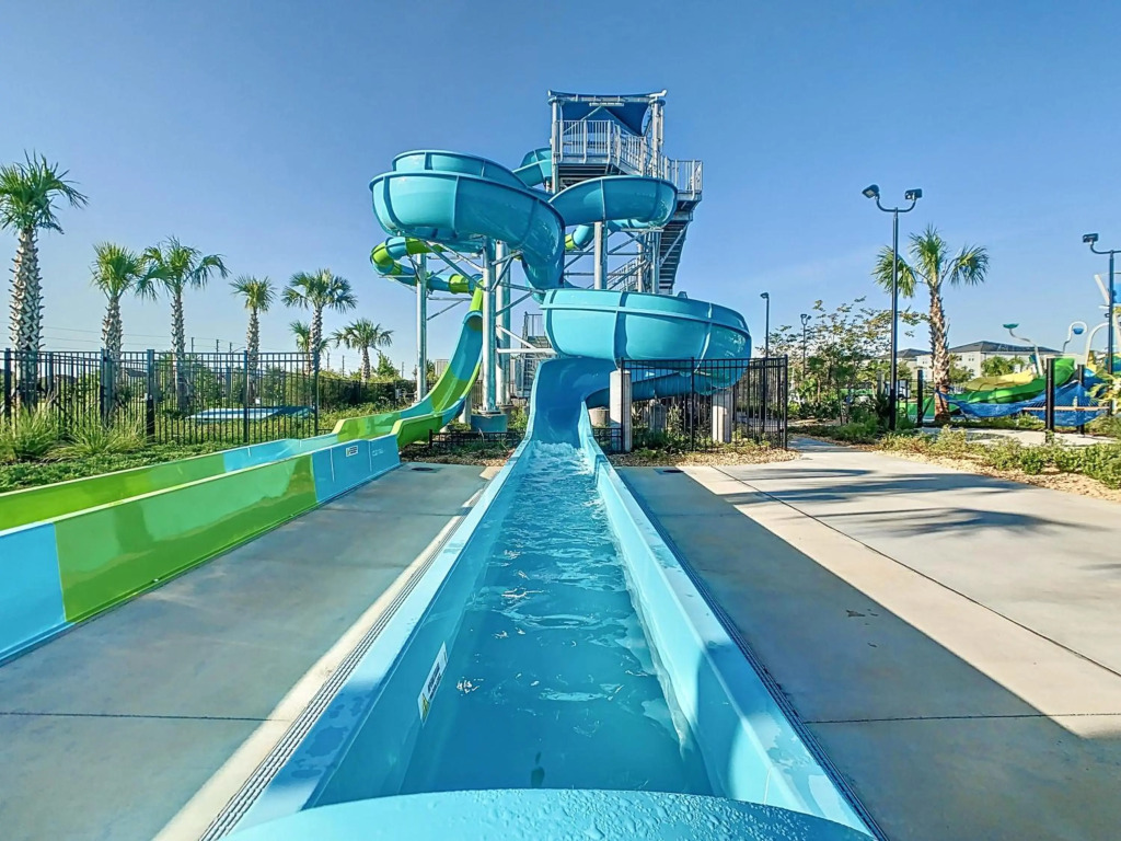 Stunning 4BR Townhouse with private pool and free resort amenities
