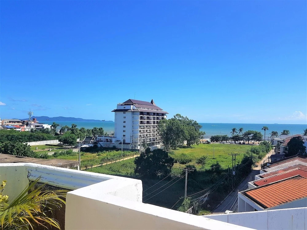 Fantastic 2 bed With Huge Balcony & sea Views