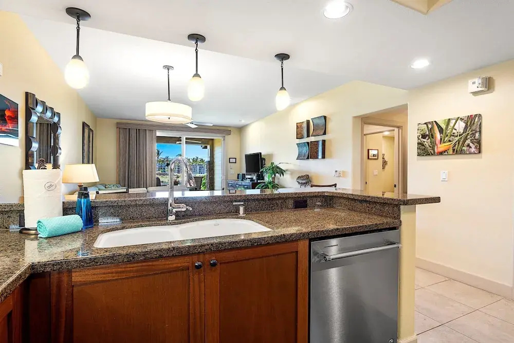 Ground Floor, Ocean View, Walking Distance to Shops, Food & Beach! - Vrkcv