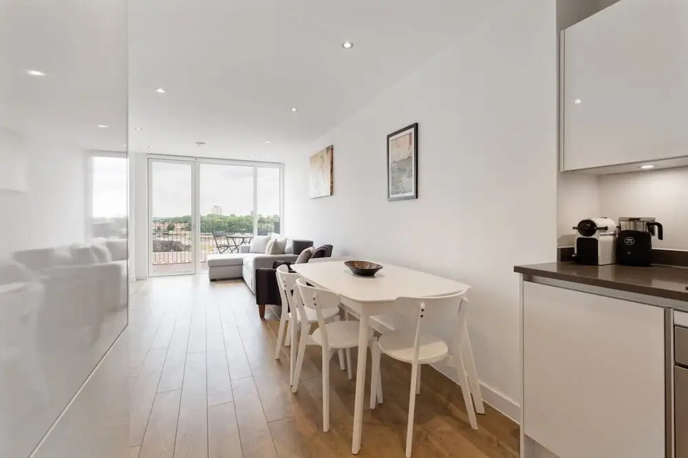 Modern 1bed W/balcony in Bromley, 7mins to Tube