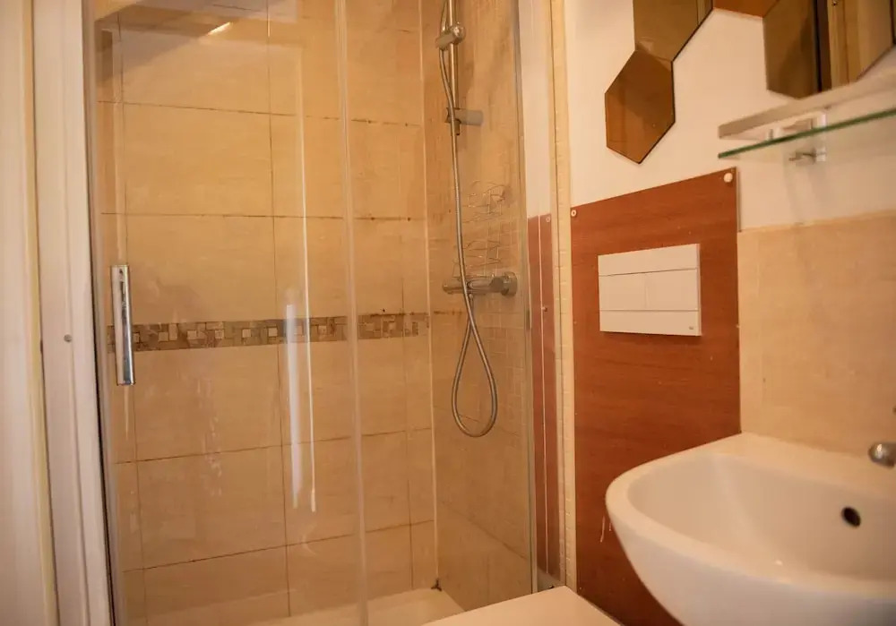 Lovely 4 Bedroom, 3 Storey East London House With Garden