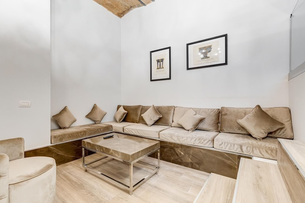 Spanish Queen Apartment