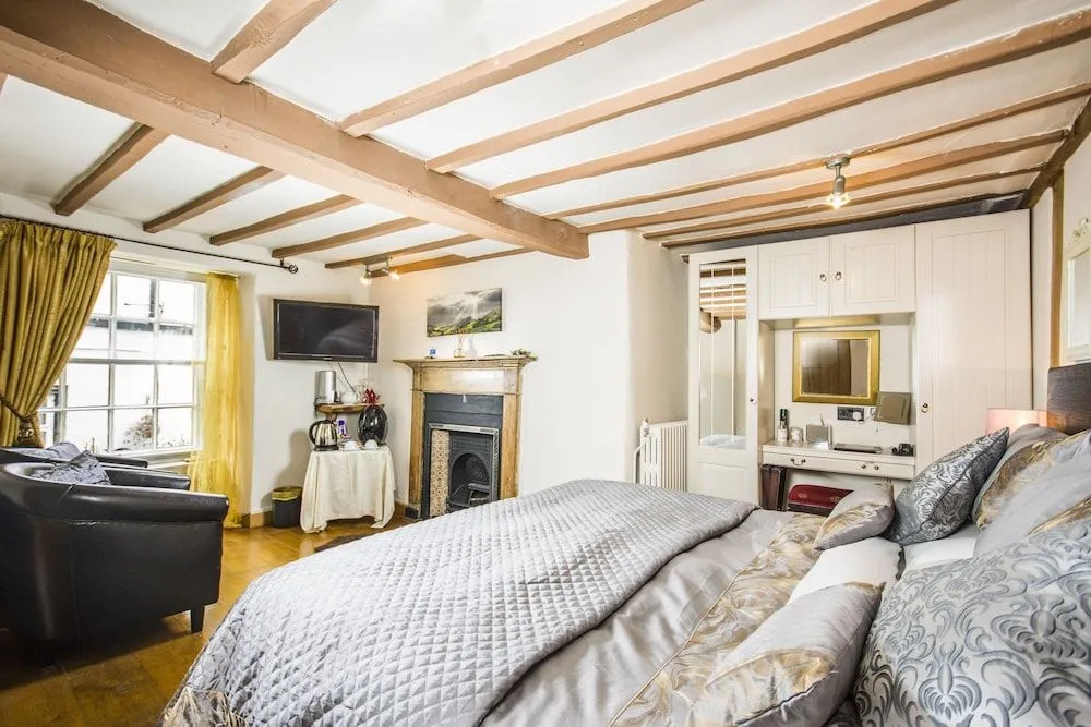 Cornerstones, 16th Century Luxury Self Catering House overlooking the River Dee