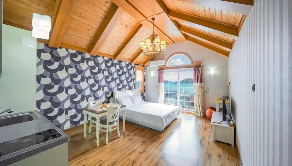 Geoje Birds Hill Pension