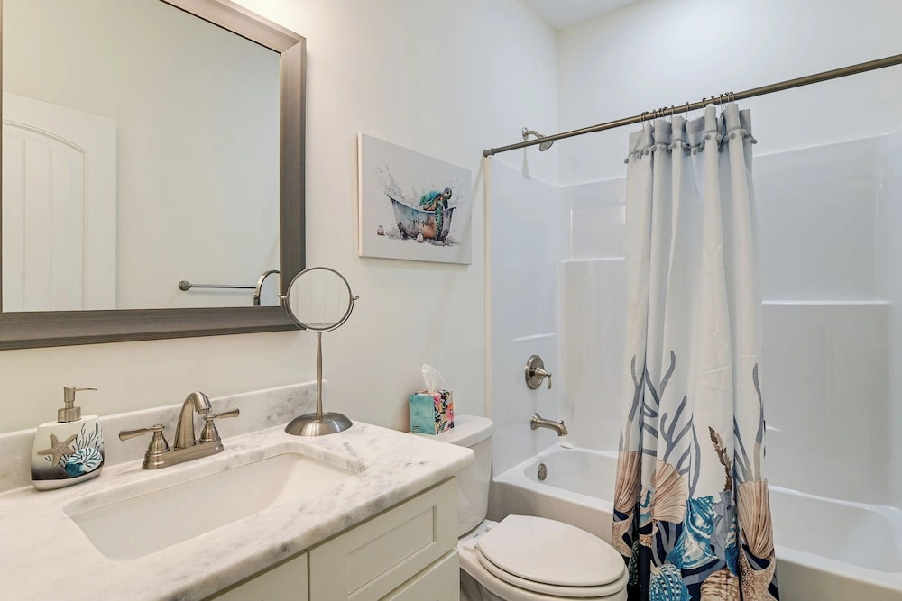 1 Mi to Beach! Sleek Golf & Pool Retreat