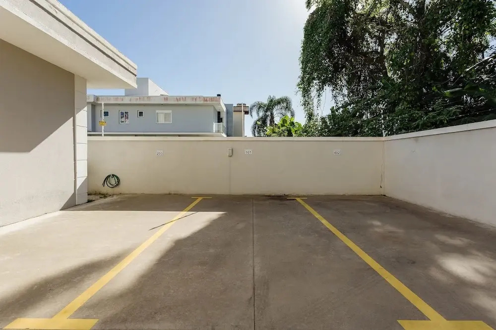 Apto espaçoso com piscina 750m da praia | CHR025
