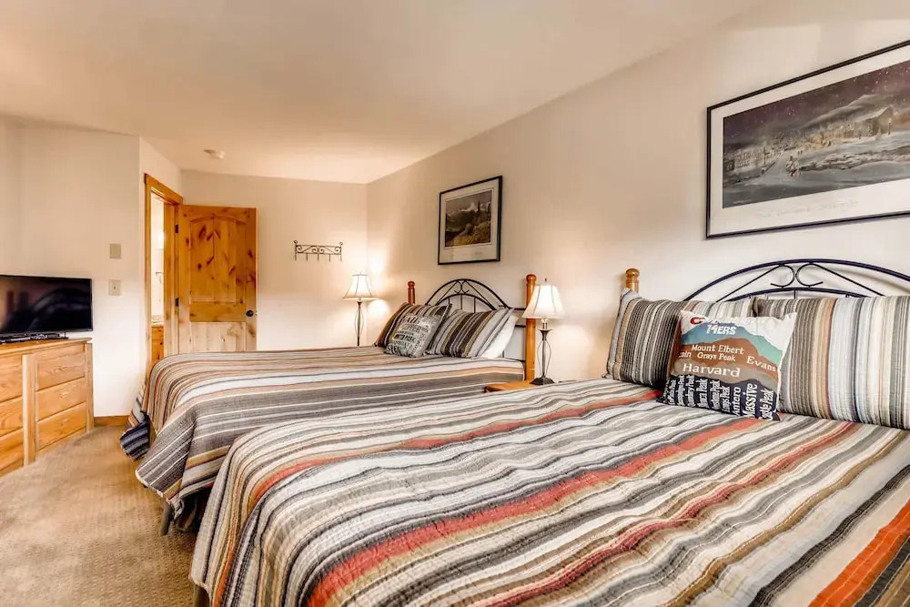 Sawmill Creek Blue Moose Condo: Ski-In, Walk to Main St