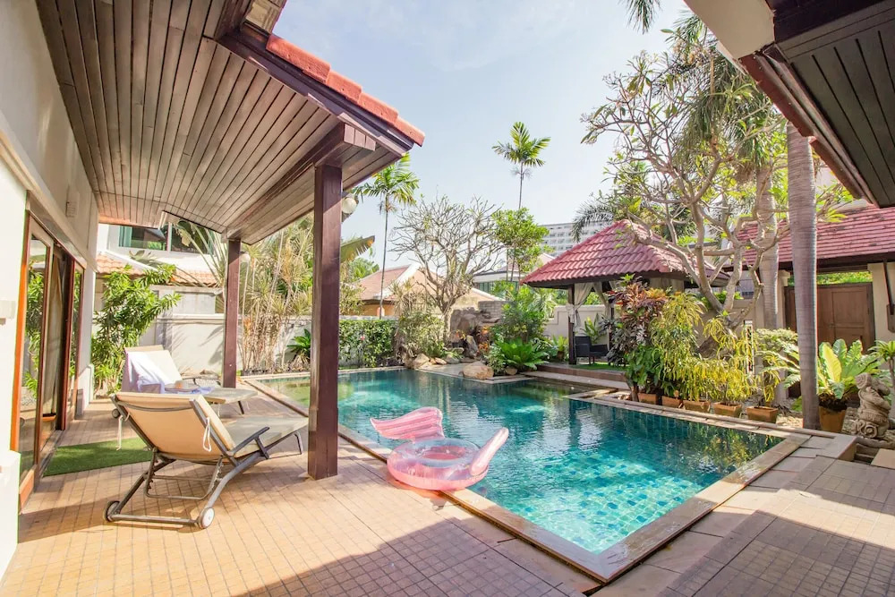 3BR Bali style PrivatePool Villa Near main road Large pool