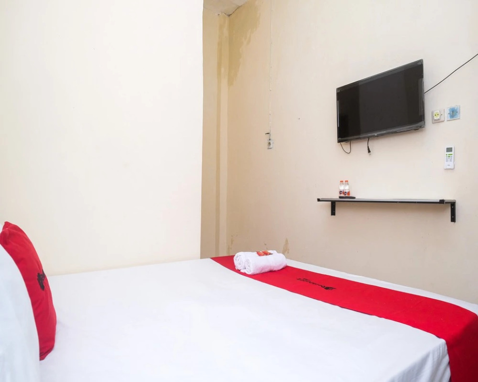 RedDoorz near Plaza Ambarrukmo Yogyakarta