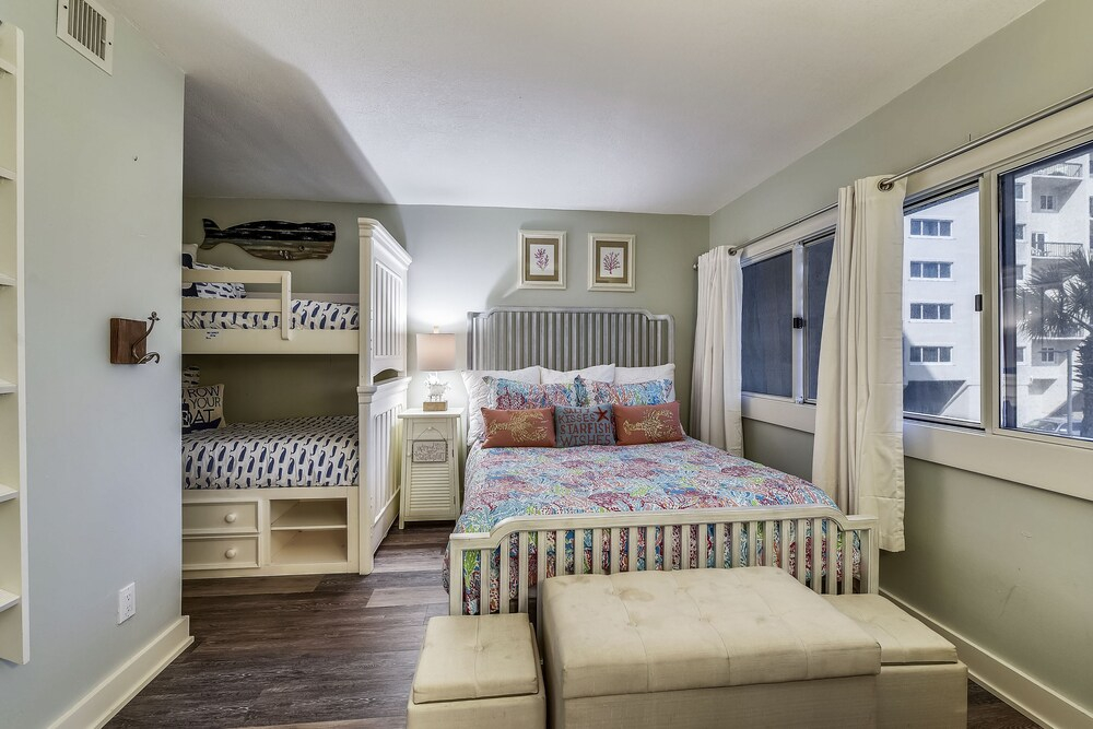 Pinnacle Port by Book That Condo