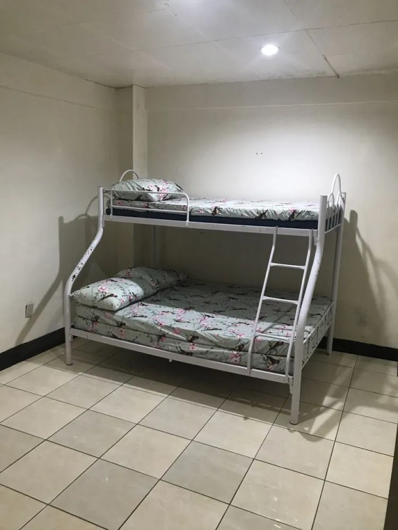 Sam's 2 Bedroom Apartment with Parking