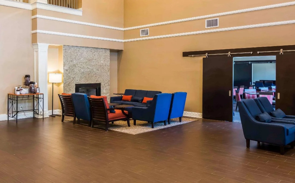 Comfort Inn & Suites near Six Flags