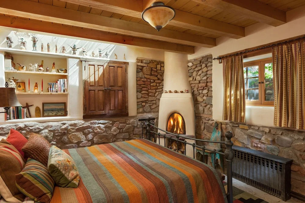 Delightful Home W/ Courtyard, Hot Tub & Fireplaces Home