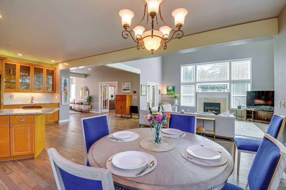 Premier Gig Harbor Home! Views, Spa & Billiards