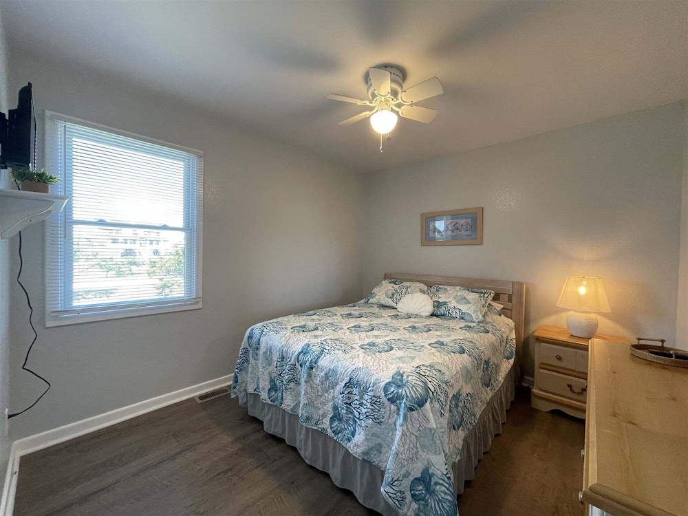 Hatteras Hideaway 3 Bedroom Cottage by RedAwning