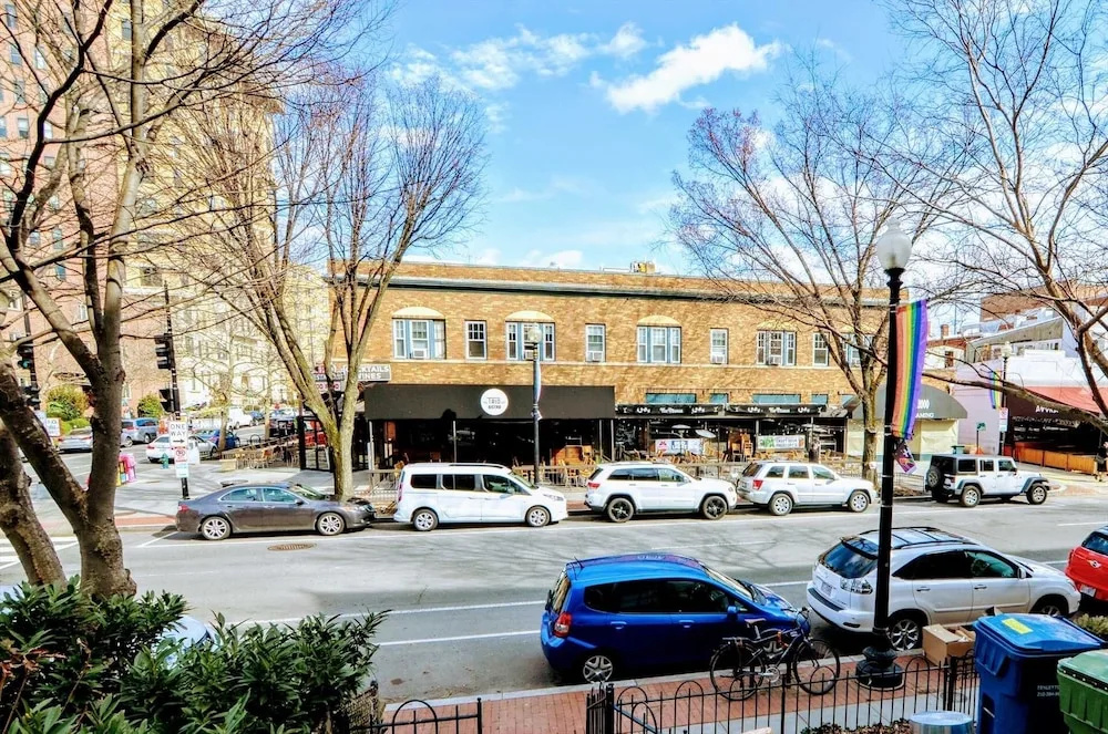 Hotspot On 17th St Nw 2br Steps To Dupont Circle 2 Bedroom Apts