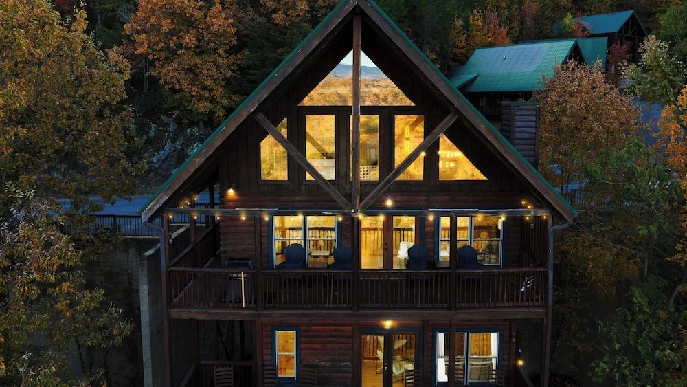 Game Room, Hot Tub & 3 Decks w/ Smoky Mountain Views Raccon Ridge by Avantstay