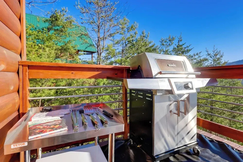 Majestic Mountain Views: Sevierville Escape!