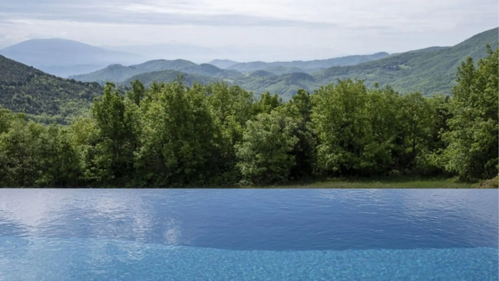 Luxury Villa for 6 Inside a Wonderful Estate-villa Santa