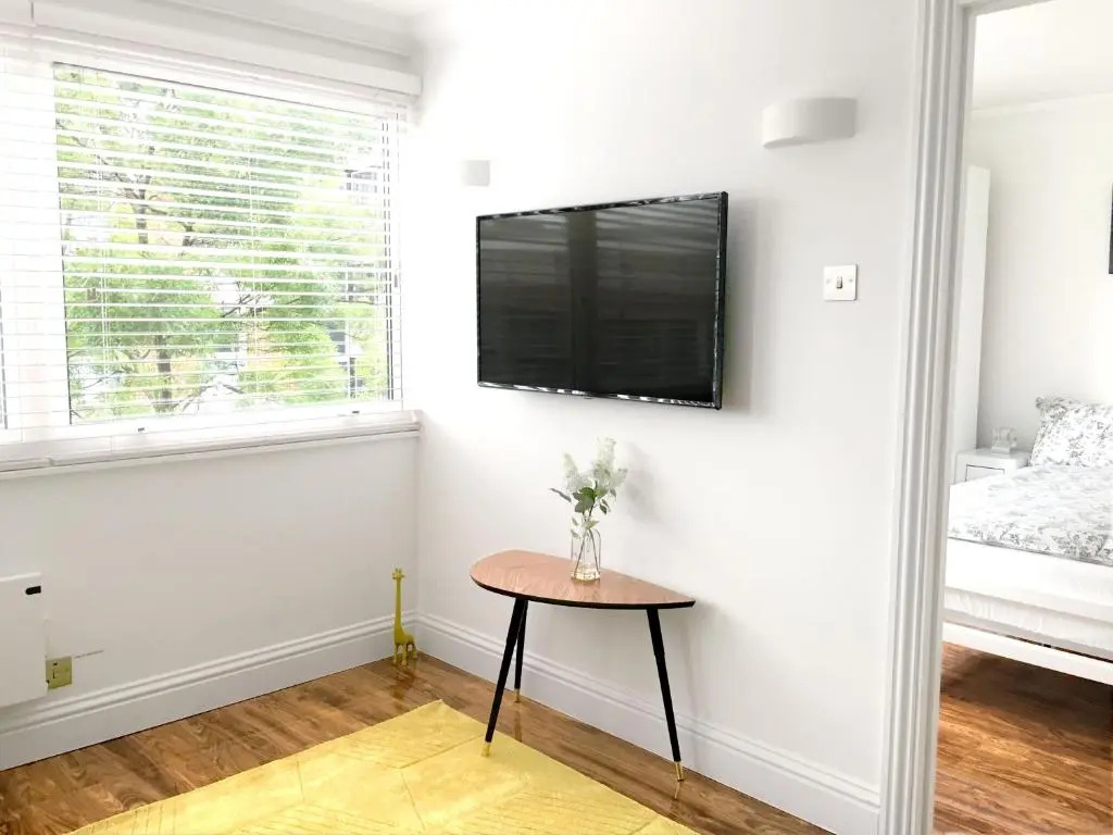 Superb 3-Bed 2-Bath with Wifi: Trendy Fitzrovia W1
