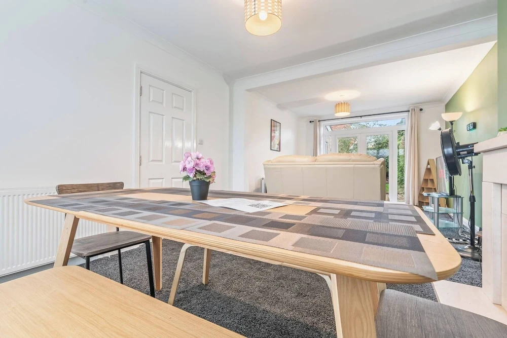 Beautiful 5 Bedroom Home in Coventry 14min to NEC