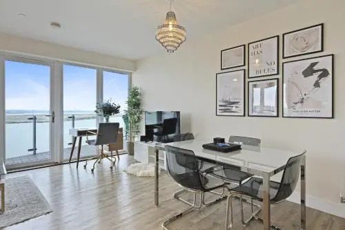 Pier Apartment 3