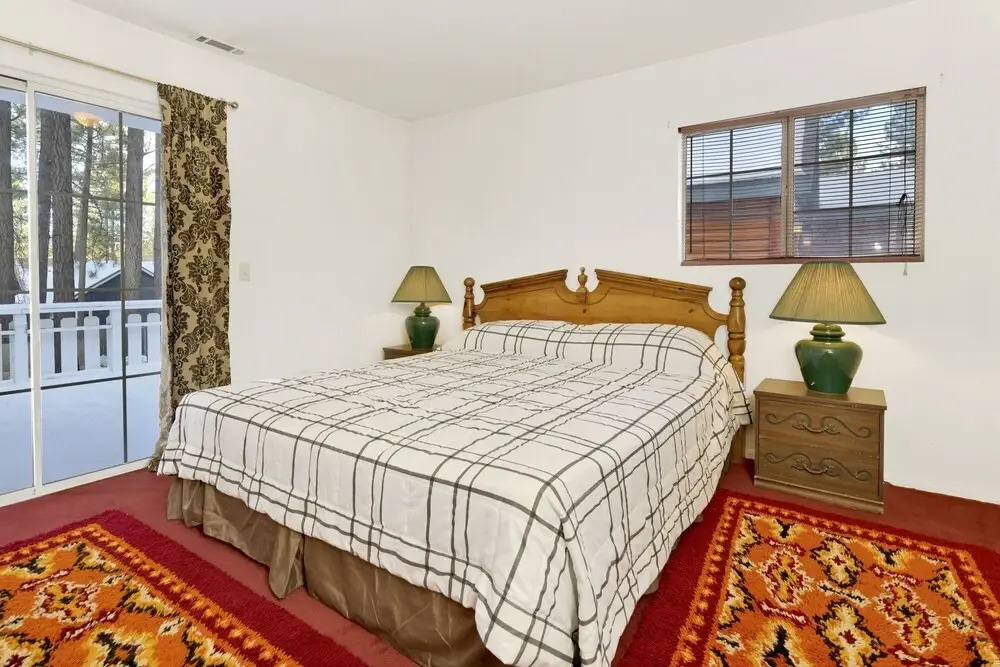 2222-cozy Summit 4 Bedroom Home by RedAwning
