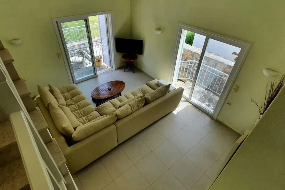 Plaka-sleeps4-parking-pool-hottub-seaviews