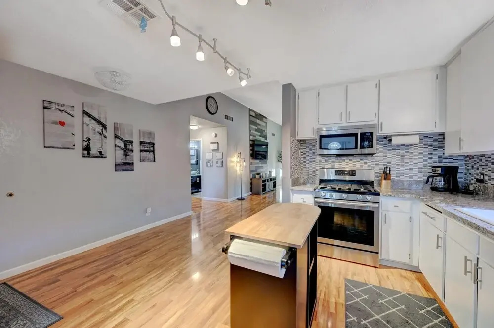NEW Fresh Fun Heated Pool in Las Vegas 4 Bedrooms 1-story Minutes to the Las Vegas Strip Full Kitchen