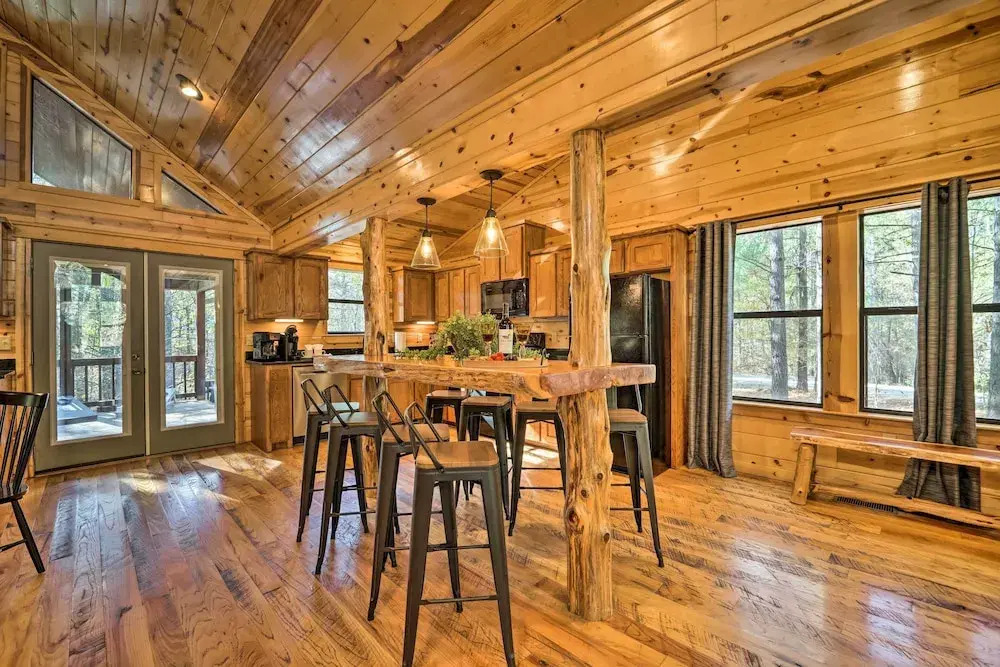 Broken Bow Cabin w/ Hot Tub ~ 6 Mi to Lake!