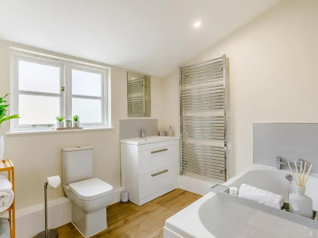 City to Country Retreat Luxury Cottage with Hot Tub