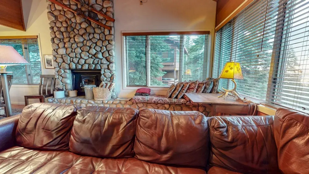 Bridges Townhome 9 Deluxe, Mountain View Townhome with Private Decks and Washer Dryer, Walk to Slopes by RedAwning