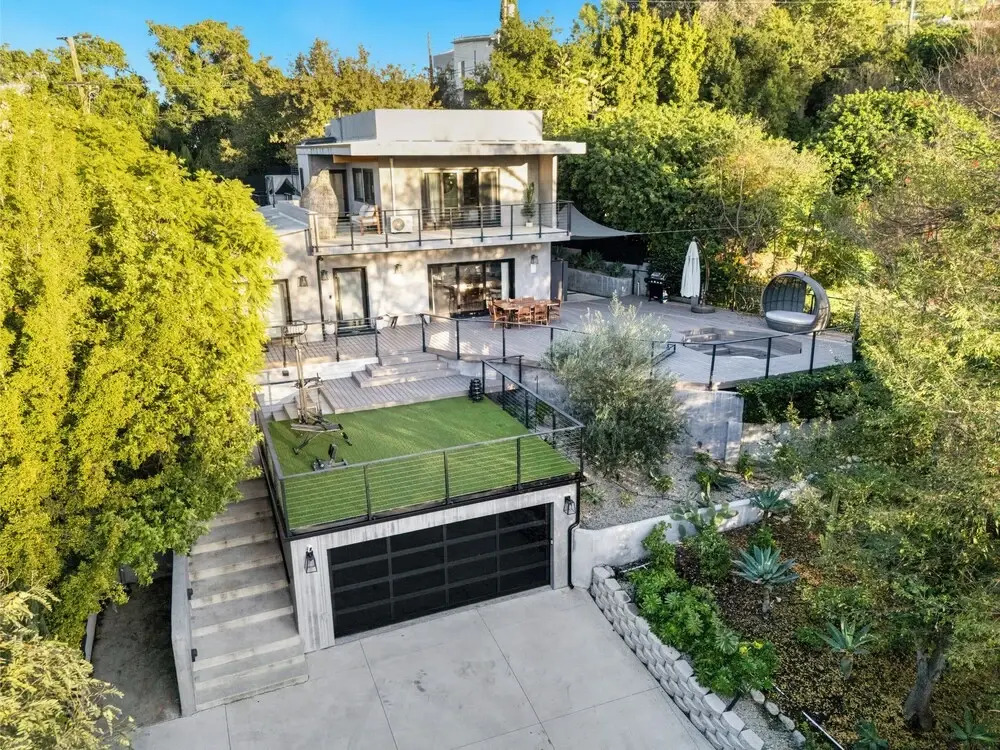 Farley Court - Stylish Hillside Residence With Stunning Views