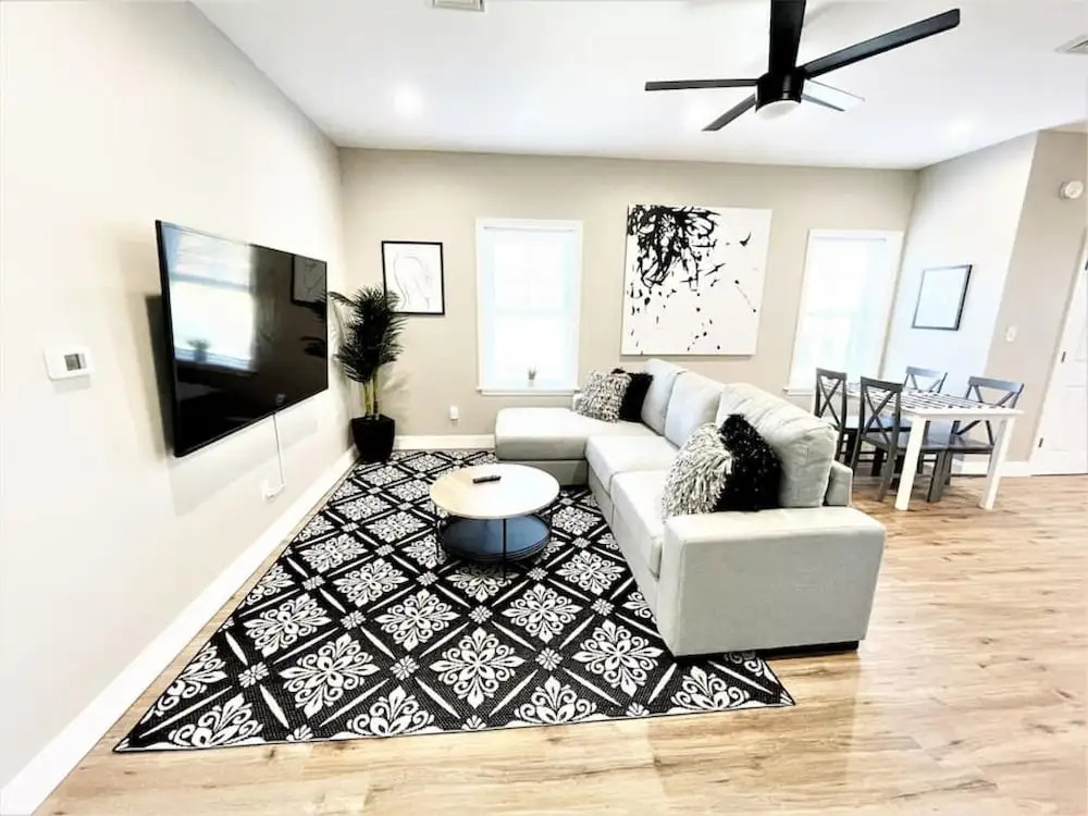 The Loft at Park Place - 3rd Floor Walk up King and Queen Beds Fast Wifi and Free Coffee