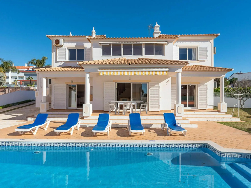 Luxury villa in Albufeira with private pool and 300 m from the beach of Gale