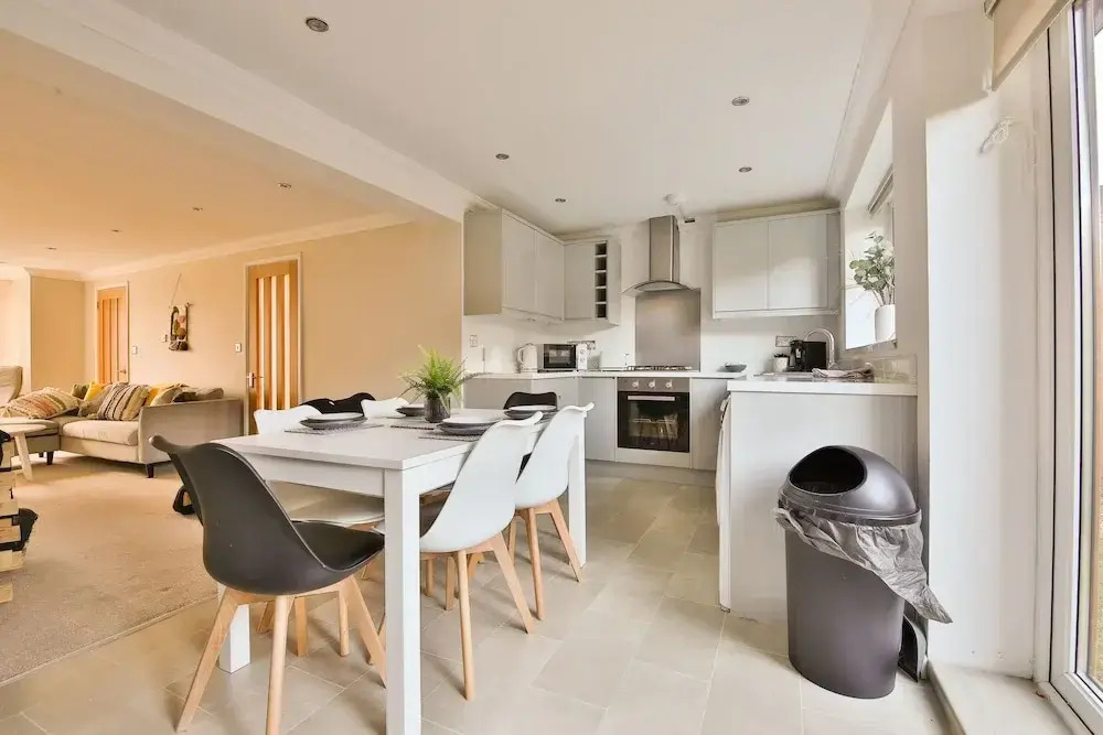 Bright & Airy 3-Bed with Parking