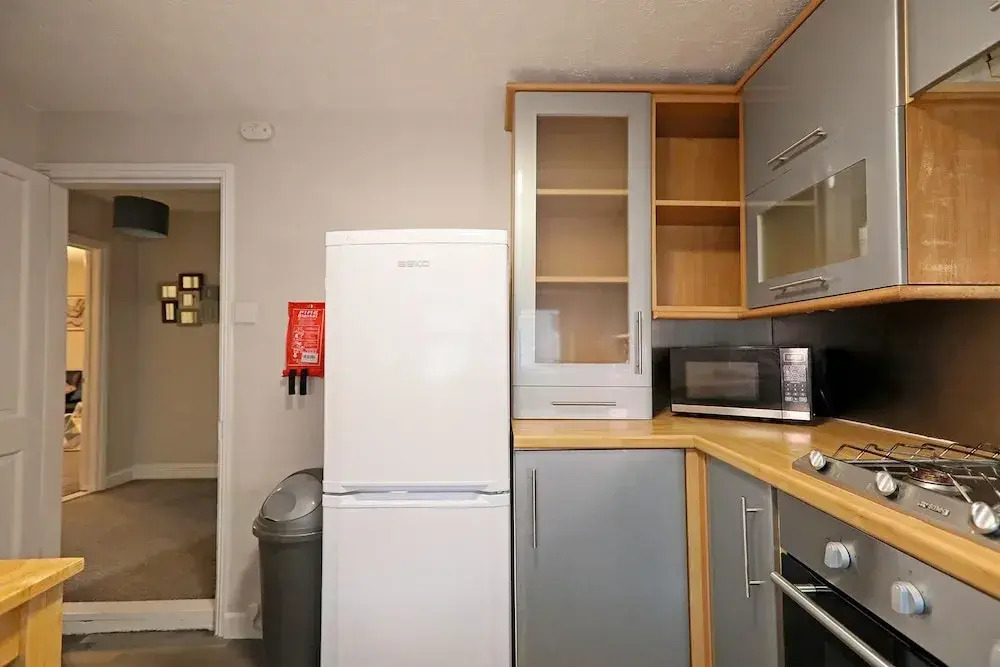 Spacious 2 Bedroom Cosy Apartment - Close to Station!