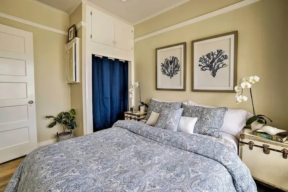 Charming Renovated Avalon Townhome, Walk to Beach!