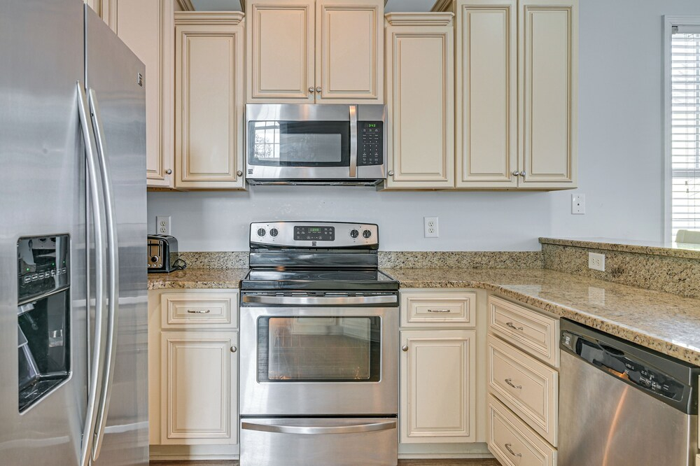 1 Block to Shore: Myrtle Beach Home w/ Pool Access