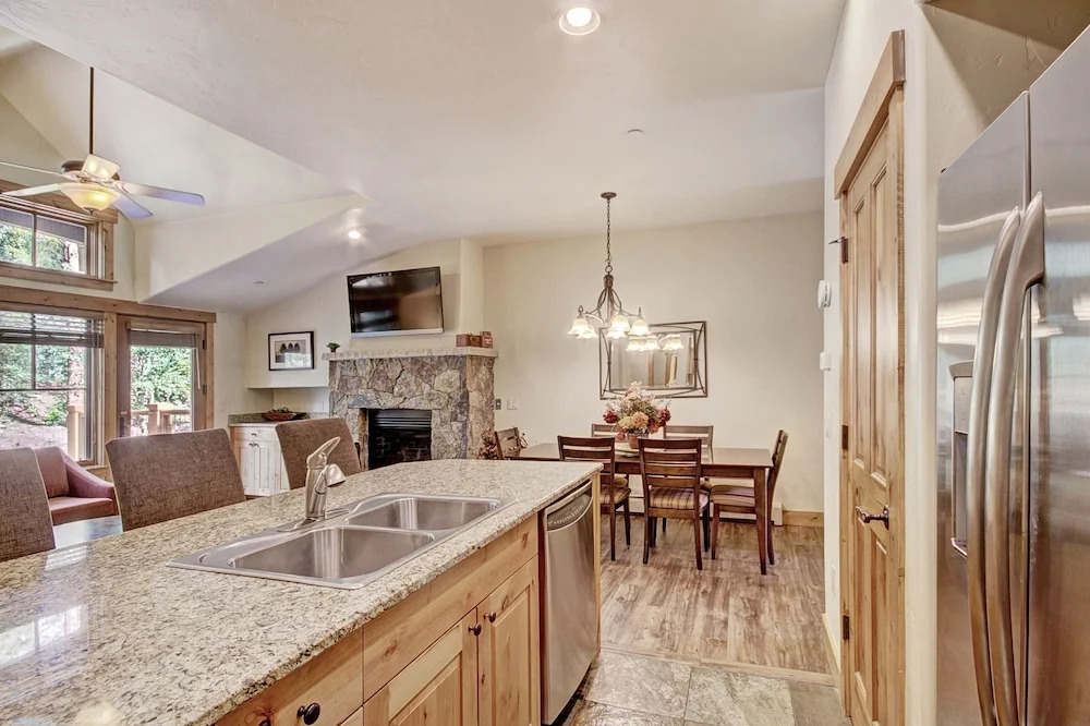 Rocky Mountain Luxury - Large Ski-in Winter Townhome 6ppl 2 Bedroom Townhouse by RedAwning