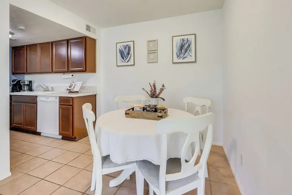 2 Mi to Old Town & Fashion Sq: Townhome w/ Pools