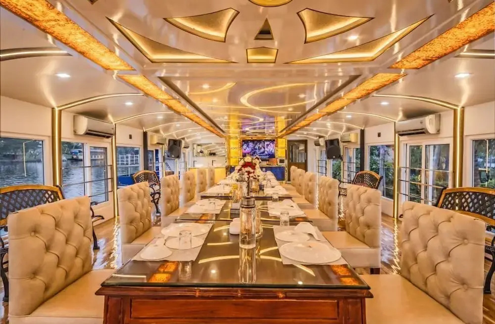 Upper Deck Houseboats